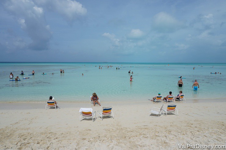 Foto da areia clara e da água transparente de Castaway Cay, a ilha da Disney nas Bahamas 