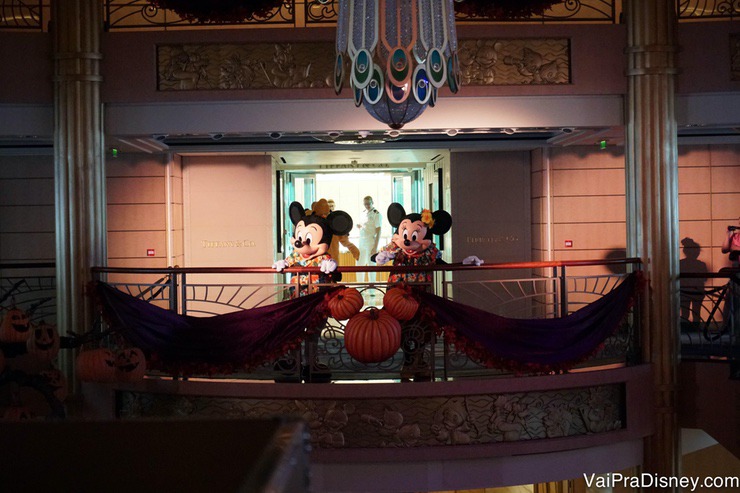 Foto da Minnie e do Mickey na festinha com os personagens da Disney que estava rolando no átrio  