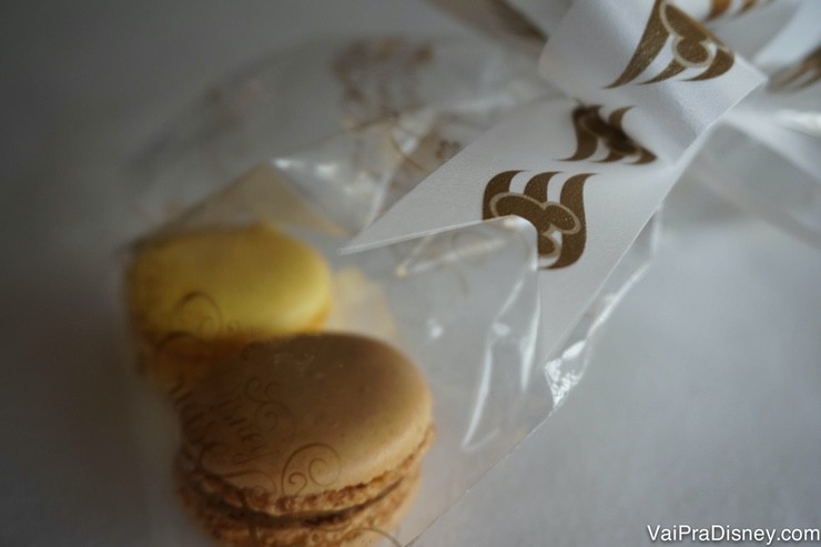 Foto dos dois macarons de brinde na degustação de sobremesas do Remy 