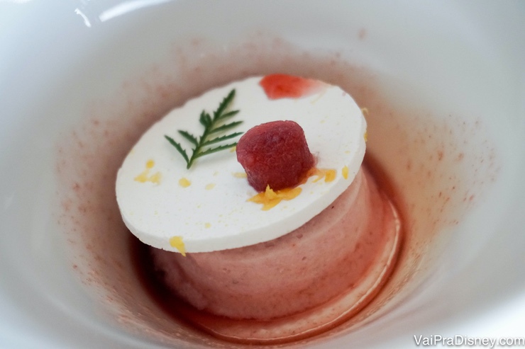 Foto do prato com um doce cor-de-rosa na degustação de sobremesas no Remy.