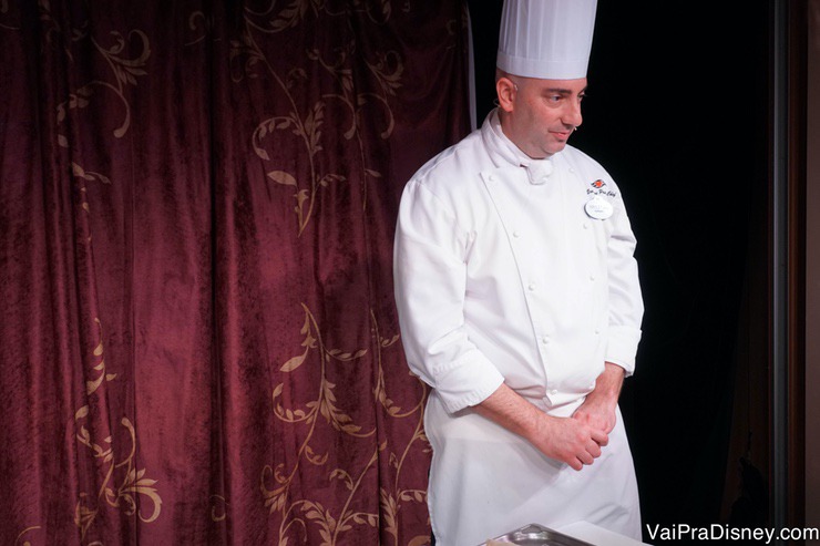 Foto do chef de confeitaria do Disney Fantasy que fez a demonstração culinária para os visitantes 