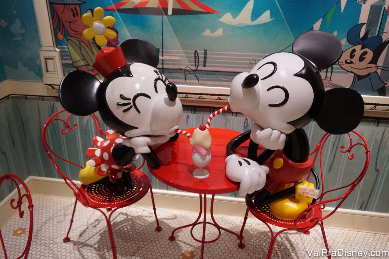 Foto da decoração com o Mickey e a Minnie na Sweet on You.