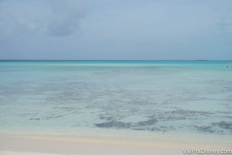 Foto da areia clara e do mar azul turquesa de Serenity Bay, a praia só para adultos na ilha da Disney, Castaway Cay, das Bahamas. O cruzeiro Disney do Caribe passa por ela