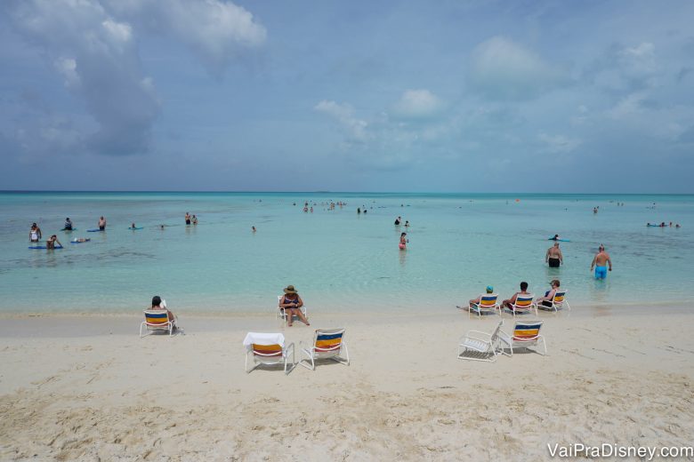 Foto mostrando a água limpa, transparente e mar calmo em Castaway Cay.