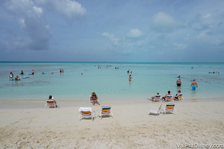 Água hiper limpa, transparente e mar calmo em Castaway Cay.