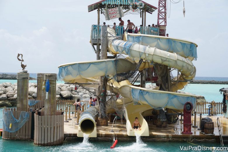 Foto do toboágua que dá para o mar em Castaway Cay 