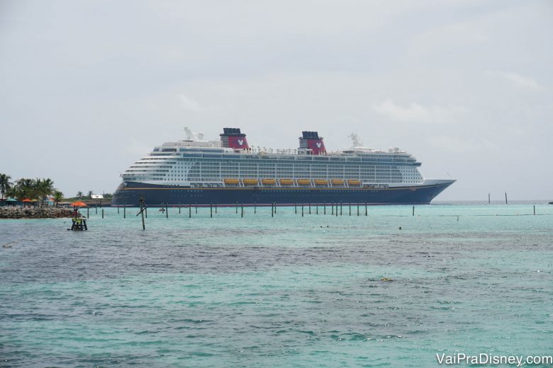 Foto do navio do cruzeiro da Disney parado em Castaway Cay, a ilha da Disney nas Bahamas 