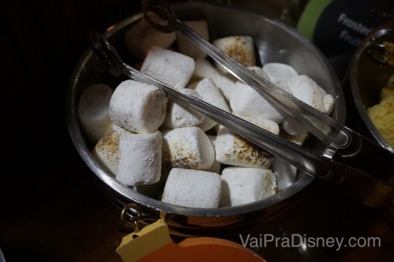 Foto da tigela de marshmallow já tostadinho para comer com fondue de chocolate.