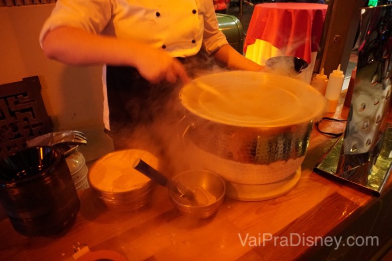 Foto da mousse gelada sendo frita em um tambor 