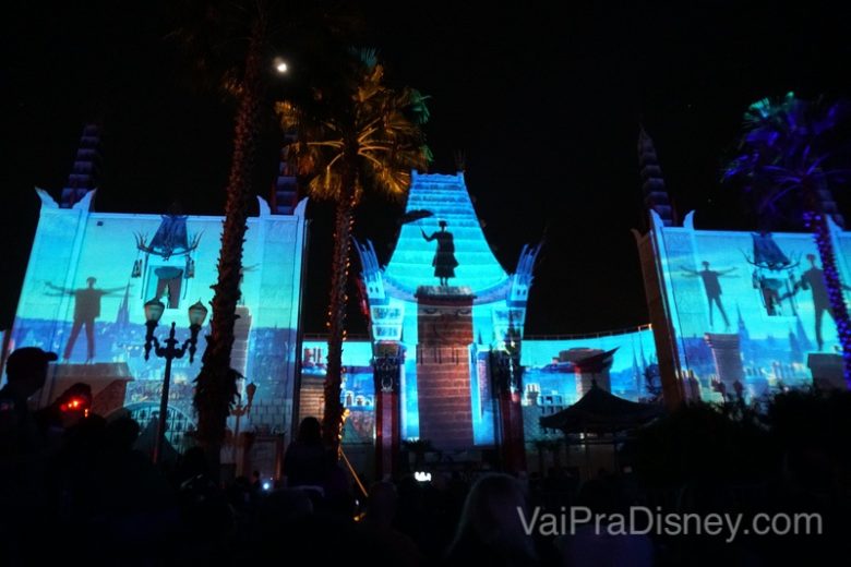 Foto durante o show de projeções Movie Magic mostrando a Mary Poppins