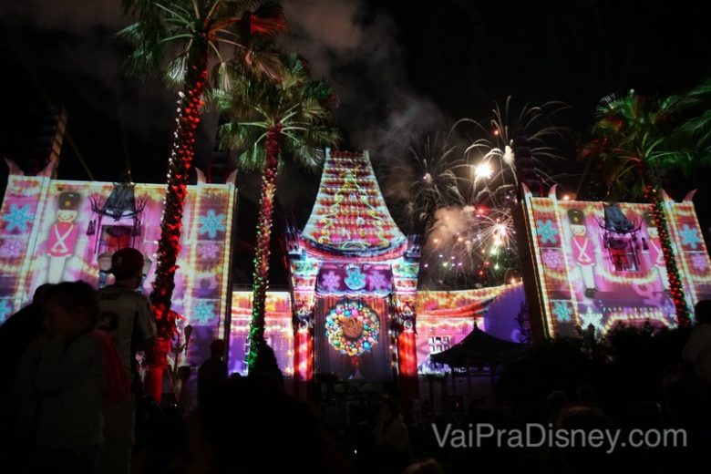 Foto do Teatro Chinês do Hollywood Studios durante a Jingle Bell, Jingle BAM! Holiday Dessert Party, com uma vista excelente para o show de fogos e projeções 