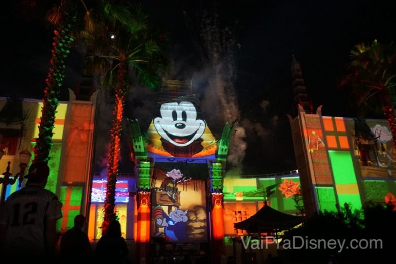 Mais da vista da área VIP do Jingle Bell, Jingle BAM! dessert Party durante o show de projeções, com a carinha do Mickey sobre o Teatro Chinês