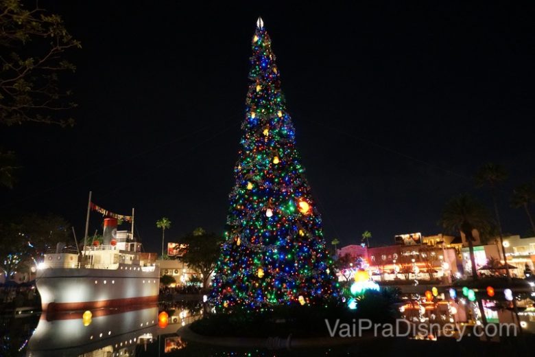 Foto de uma árvore de Natal alta e colorida na Disney 