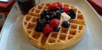 Foto do waffle com frutas vermelhas e chantilly de chai servido no café da manhã do Sanaa, no Animal Kingdom Lodge