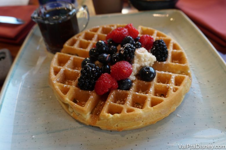 Foto do waffle com frutas vermelhas e chantilly de chai servido no café da manhã do Sanaa, no Animal Kingdom Lodge 