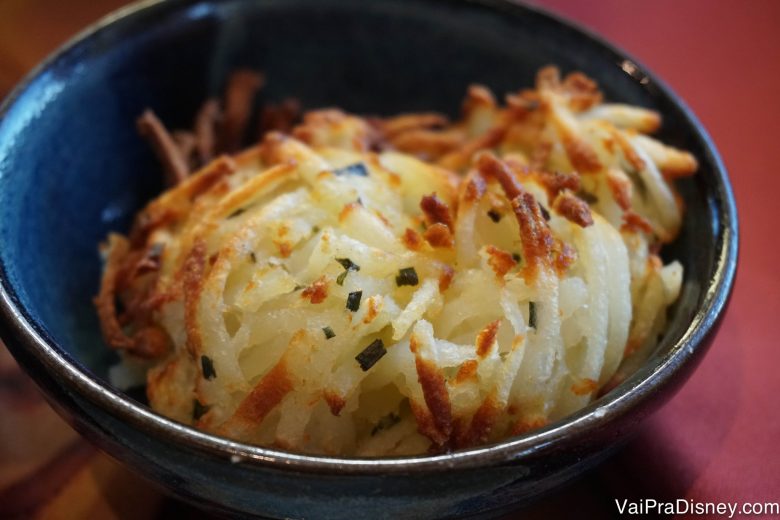 Hash browns bem sequinhas e temperadas em uma tigela 