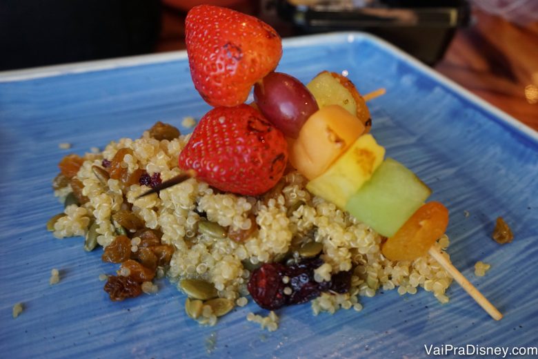 Prato saudável e gostoso com quinoa e frutas espetadas em um palito 