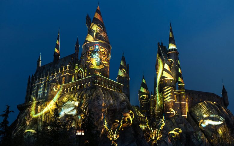 Quando escurece, começa o novo show de luzes e projeções no castelo de Hogwarts.