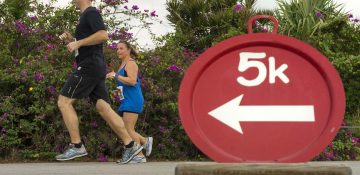 Foto da placa no caminho da Castaway Cay 5K, que entra no interior da ilha privativa da Disney nas Bahamas