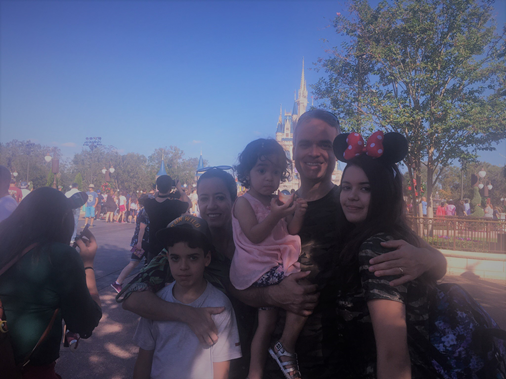 Melissa e sua família no Magic Kingdom com crianças pequenas