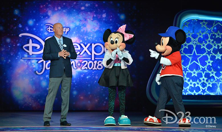 Foto de Bob Chapek na D23 Expo do Japão, em 2018, no palco com a Minnie e o Mickey 