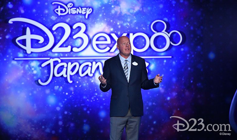 Foto de Bob Chapek na D23 Expo do Japão, em 2018, falando no palco 