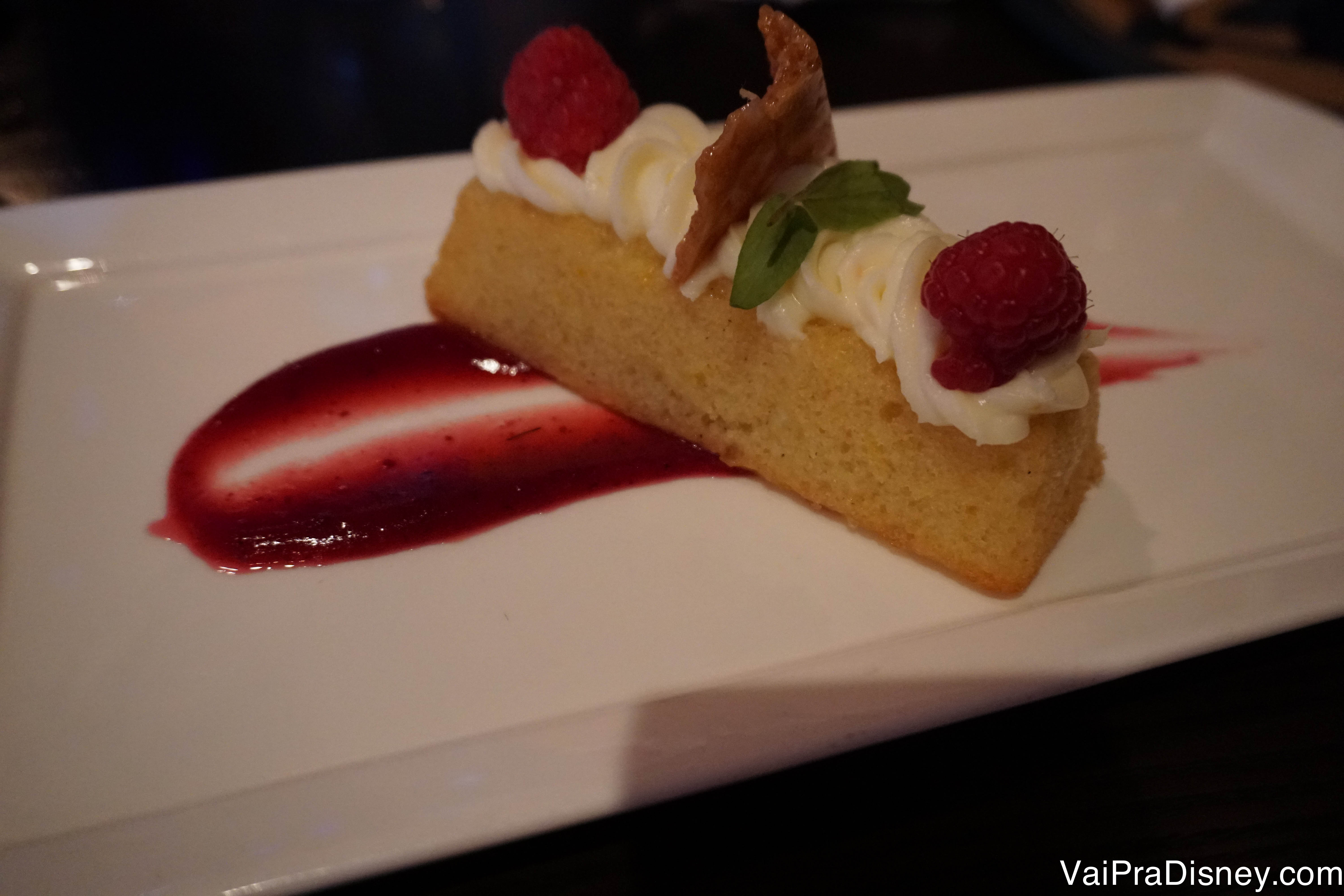 Queria esse bolo de laranja com framboesas e mascarpone agora! 