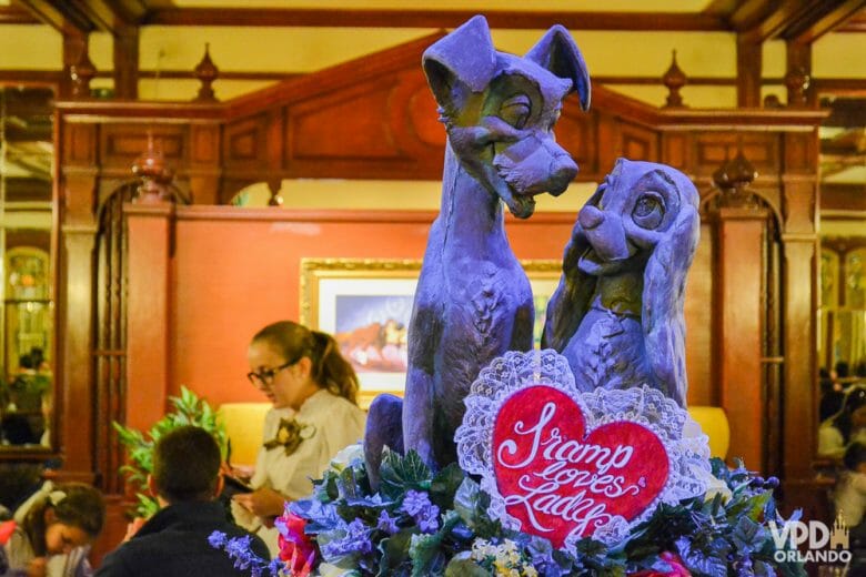 O clima de romance fica no ar em Fevereiro por causa do Dia dos Namorados. Foto da estátua da Dama e o Vagabundo em frente ao restaurante Tony's, no Magic Kingdom, em comemoração ao Dia dos Namorados 