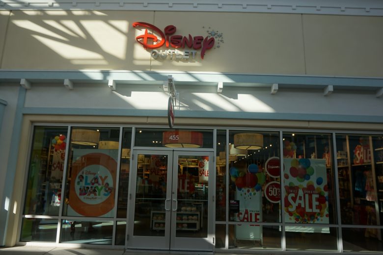 Foto da fachada da loja da Disney no  outlet em Tampa 