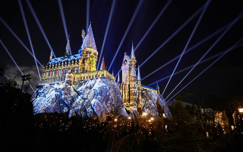 Foto do show de projeções que acontece no castelo de Hogwarts da Universal no Natal 