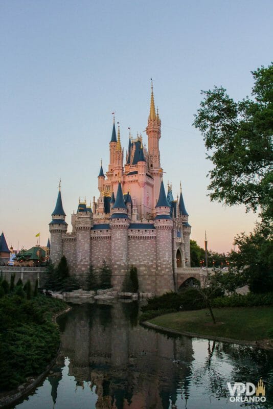 Os dias ficam mais longos a partir de março! Foto do castelo da Cinderela no Magic Kingdom, com o céu começando a escurecer. 