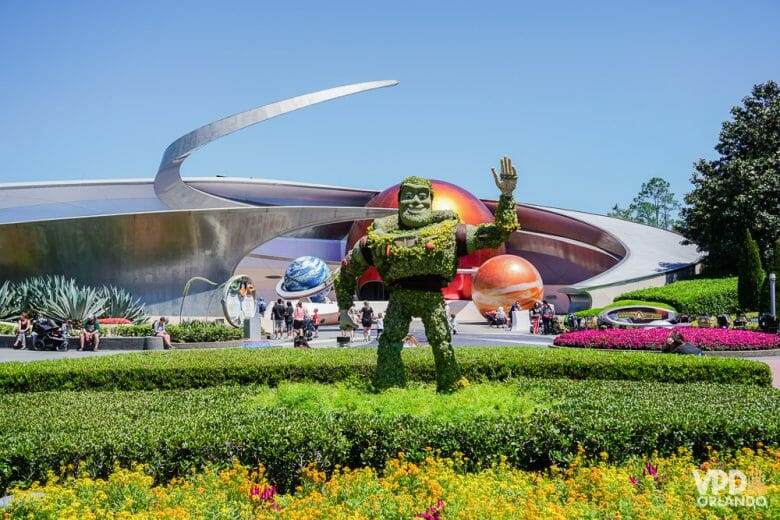 Foto da Topiária do Buzz Lightyear, no Flower & Garden Festival do Epcot, com o céu azul ao fundo. 