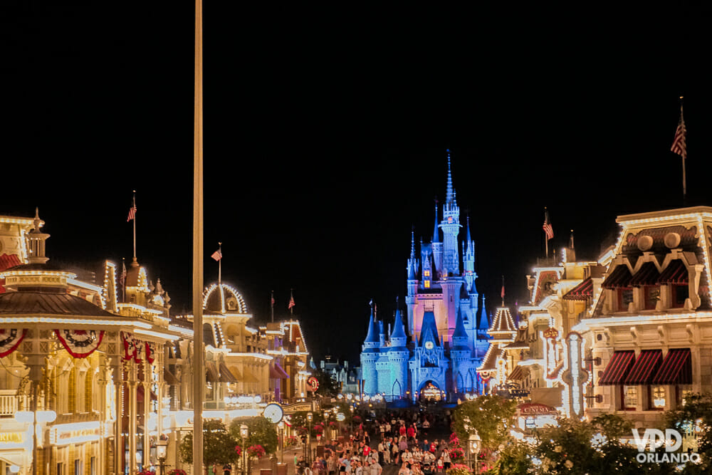 Parques da Disney em Orlando tem capacidade máxima aumentada. Foto do Magic Kingdom iluminado à noite 
