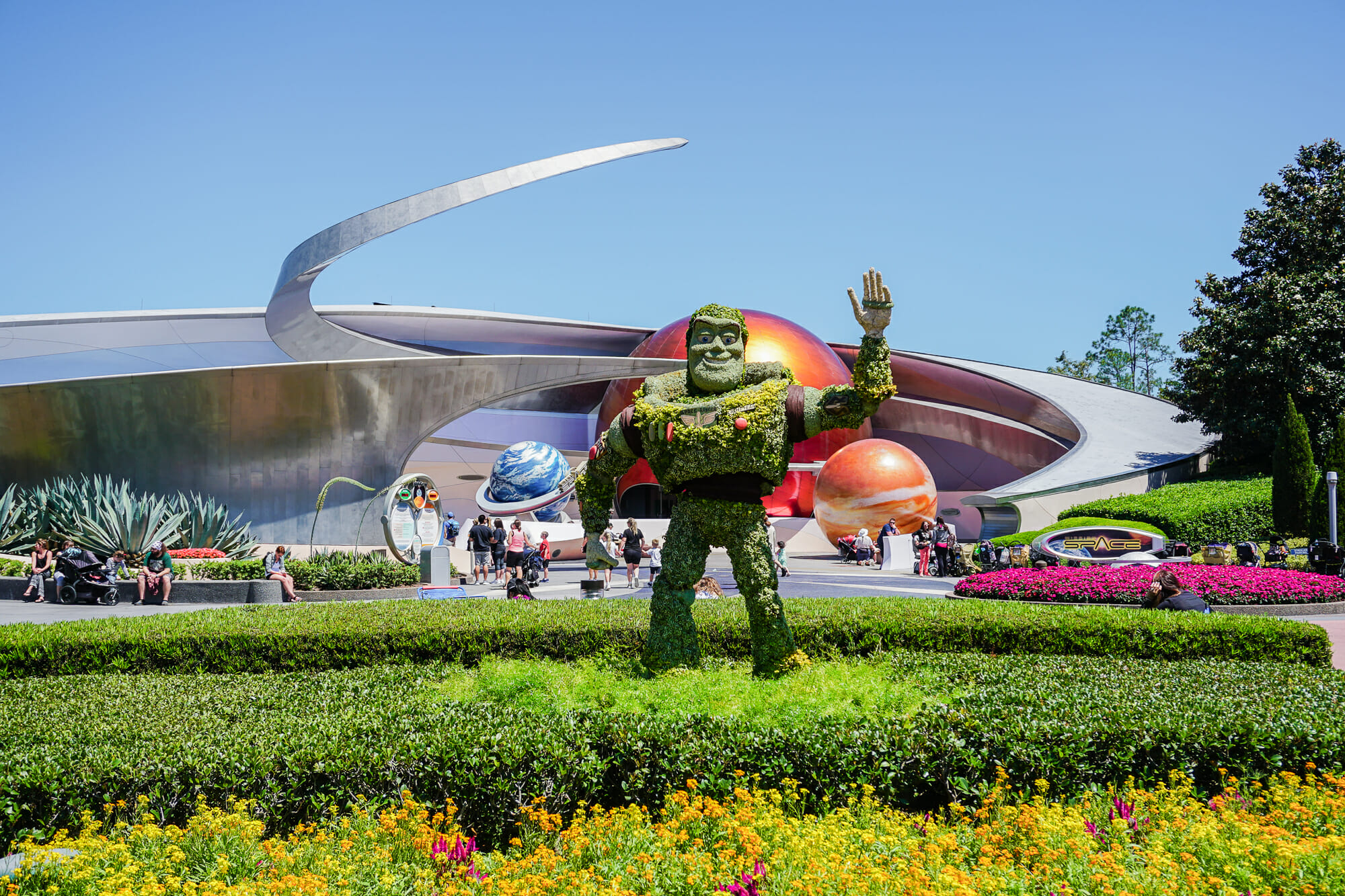 Foto da Topiária do Buzz Lightyear, no Flower & Garden Festival do Epcot, com o céu azul ao fundo.