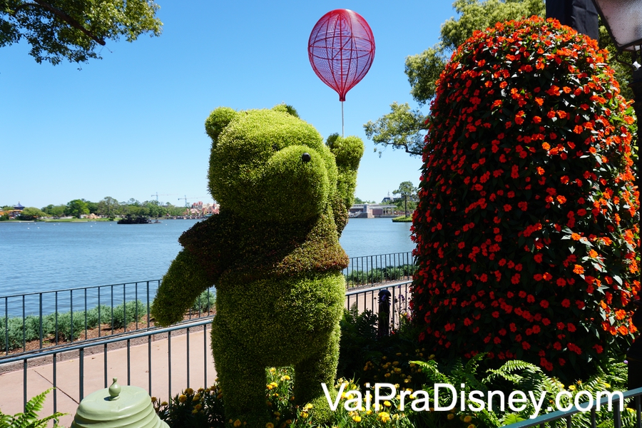Adoro essa do ursinho Pooh Foto da topiária do Pooh com um balão durante o Flower & Garden, com o lago do Epcot ao fundo