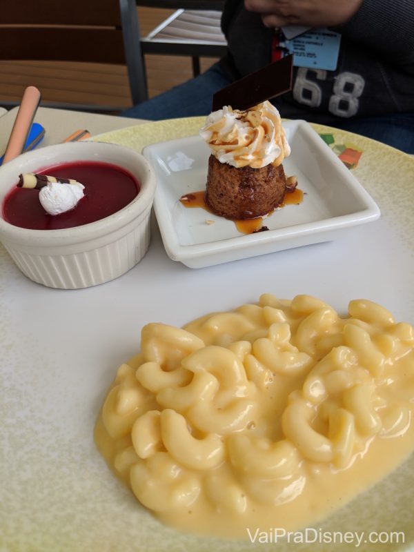 Foto das misturas no prato da Mônica no primeiro dia de cruzeiro do Alaska: mac & cheese e docinhos 