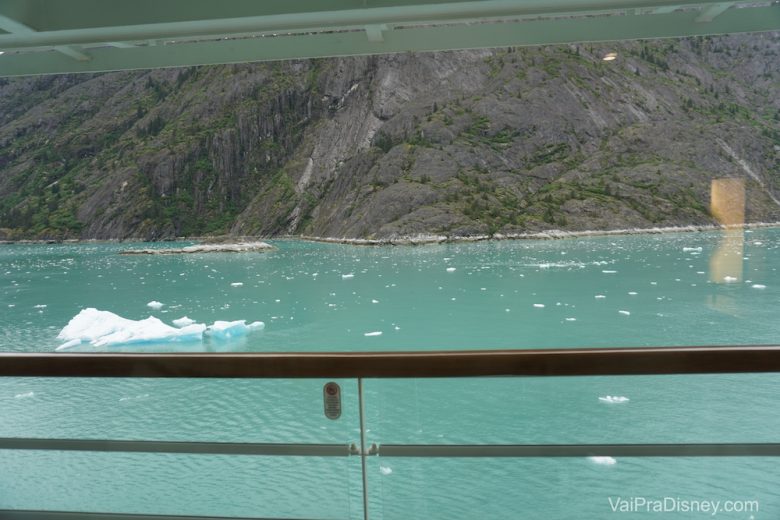 Imagem do mar, montanhas e pedaços de gelo, visto da varanda de uma das cabines do Disney Wonder.