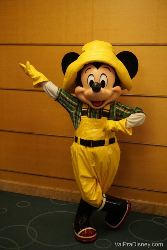 Mickey com trajes especiais para o Alasca. 