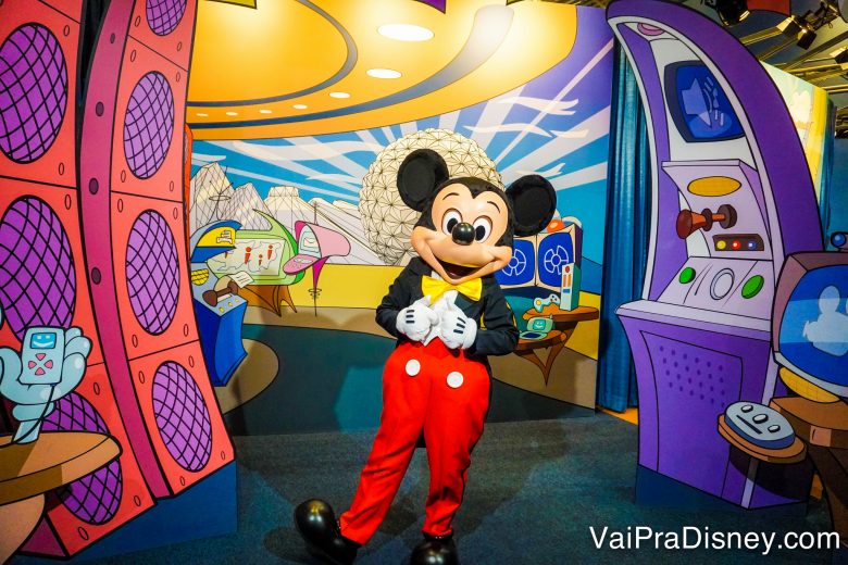 O encontro com o Mickey está no mesmo grupo de fastpass+ de Frozen, no Epcot. Apesar disso, sua chance de conseguir um fastpass+ adicional lá no parque para este encontro é muito maior do que para ir no Frozen Ever After. Foto do Mickey com sua roupinha clássica, posando para a câmera no local onde fica encontrando os visitantes no Epcot, o Character Spot