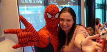 Foto da Renata com o Homem-Aranha no jantar com heróis da Marvel no Islands of Adventure