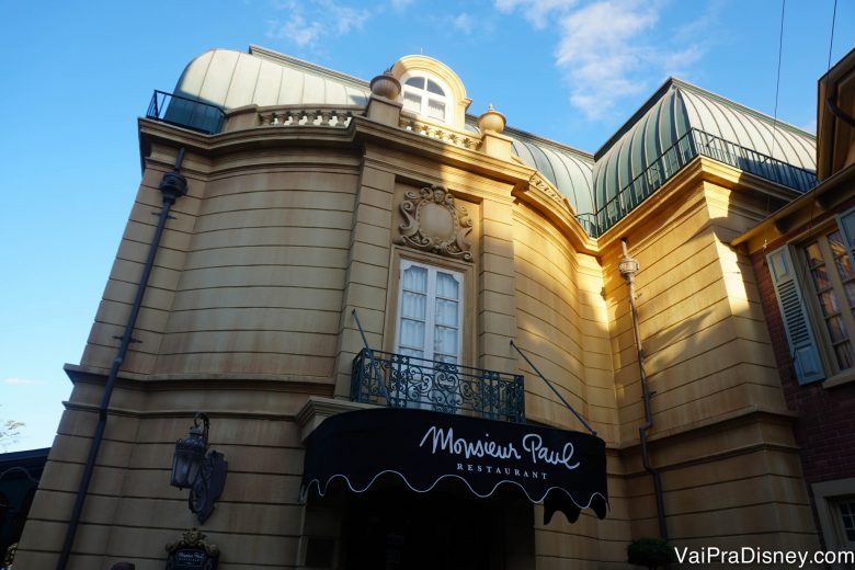 A entrada do Monsieur Paul, com estilo parisiense 