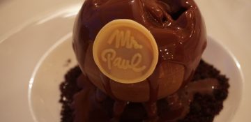 Foto da esfera de chocolate servida na sobremesa do Monsieur Paul