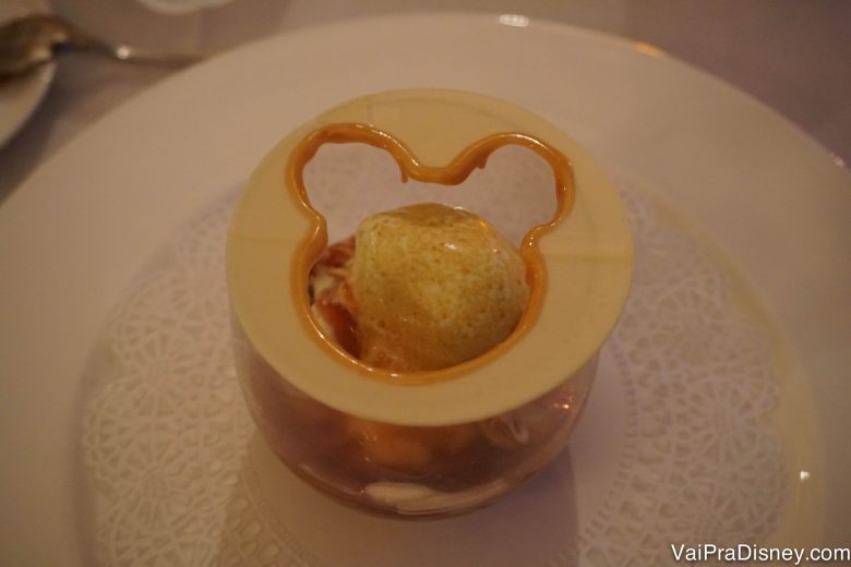 Sobremesa com um Mickey desenhado em caramelo como cobertura e maçãs no centro no Monsieur Paul