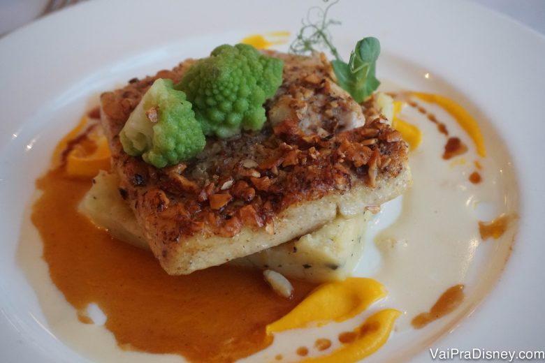 Foto do filé de frango com legumes em cima 