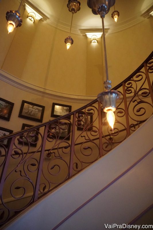 A escadaria com quadros ao lado que é preciso subir pra chegar no Monsieur Paul.