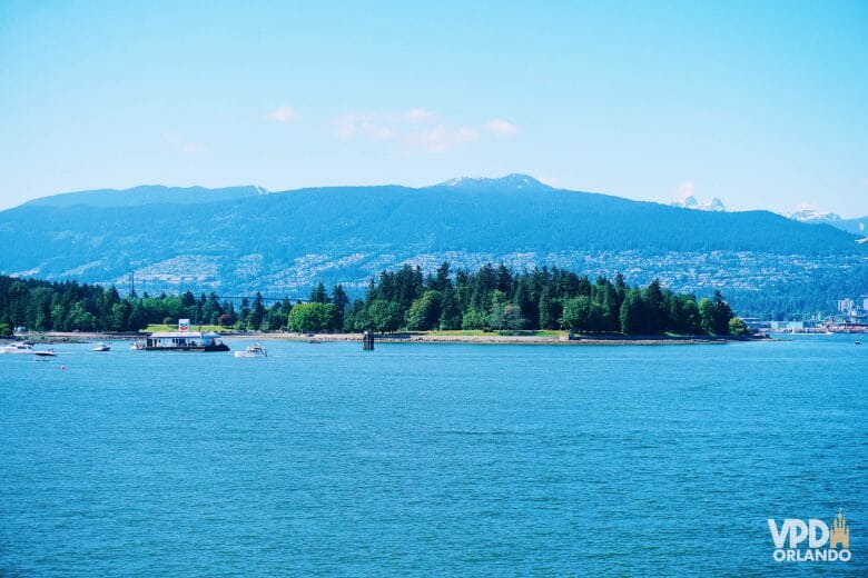 Foto da vista das montanhas de Vancouver antes mesmo de sair do porto durante o cruzeiro pelo Alaska 