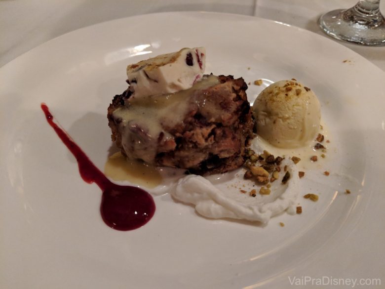 Foto do prato com o pudim de pão de chocolate branco com cranberry.