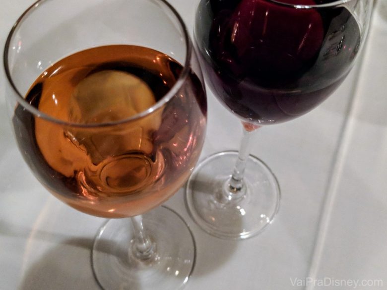 Foto de duas taças de vinho, um rosé e o outro tinto 