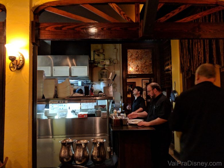 Foto da área da cozinha, com os chefs trabalhando 