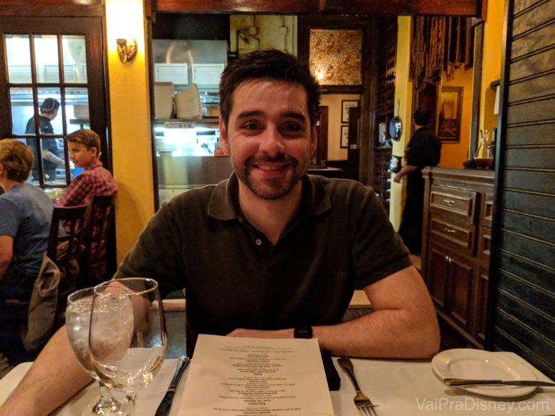 Foto do Felipe sentado à mesa do Chef's Table at the Edgewater, sorrindo 